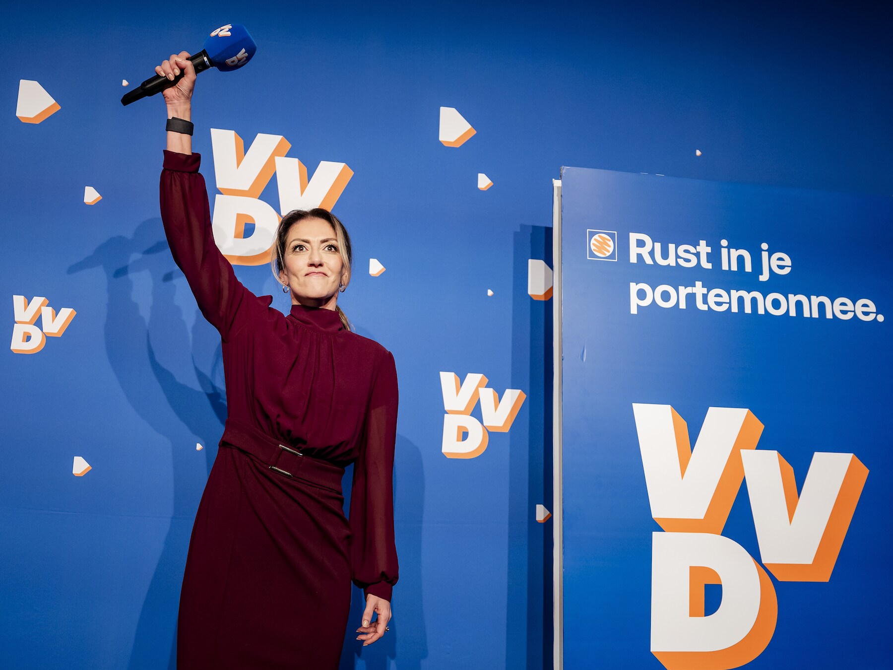 VVD-bestuur wil dat Kamerleden en raadsleden deel salaris inleveren