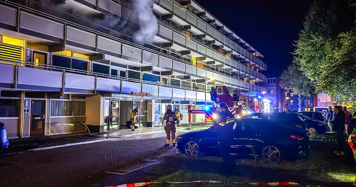 Vlammen slaan uit galerijflat in Leeuwarden, bewoners mogelijk de nacht niet thuis