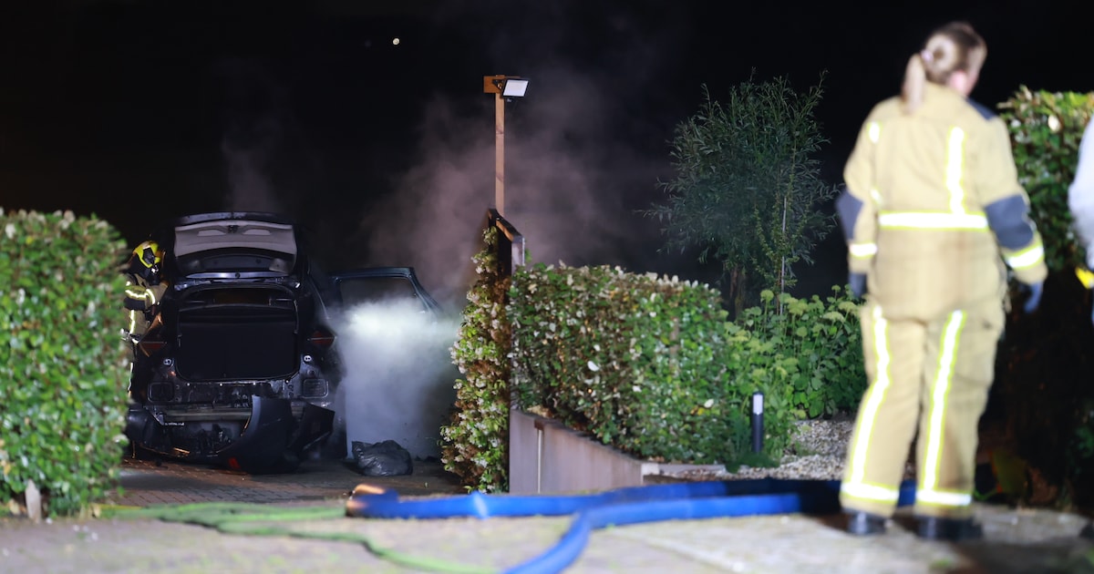 Auto bij huis aan Voorweg Zoetermeer vliegt in brand