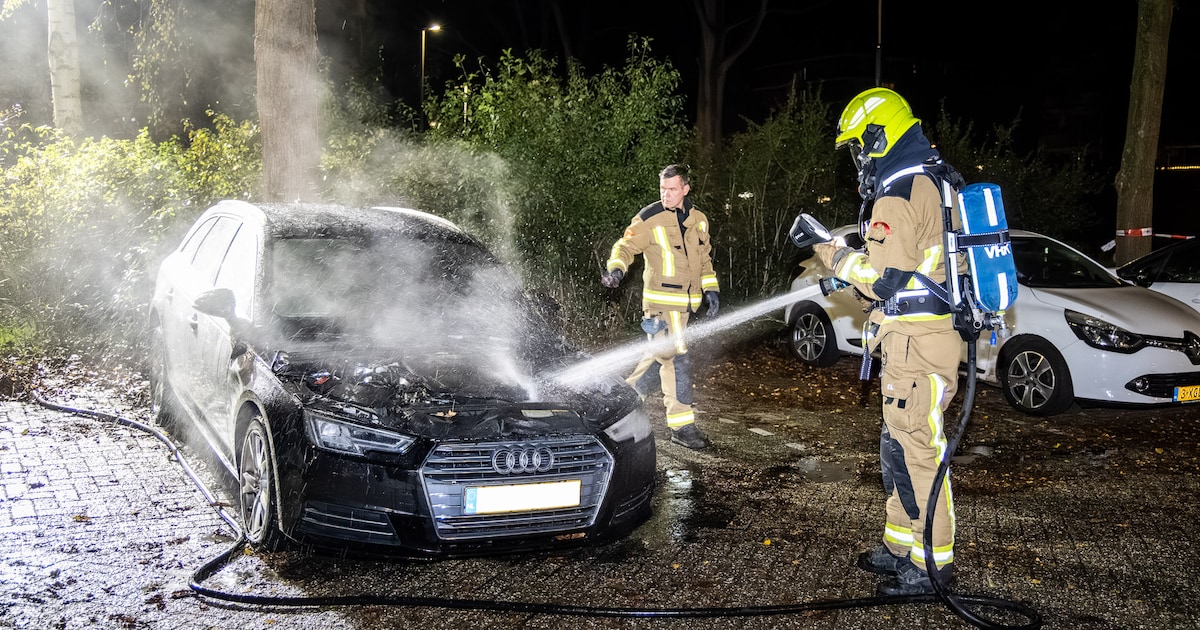 Brandbom op auto gegooid aan de Bergvennen in Haarlem