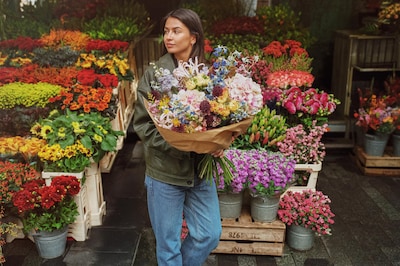 Sierteeltsector wil ‘juiste verhaal’ over bloemen vertellen en geeft 300 boeketten aan burgemeesters