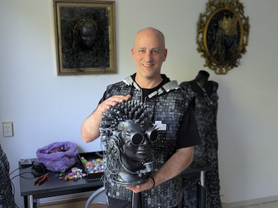 Rick maakt kunst van afval: ‘Durfde lang niet te exposeren’