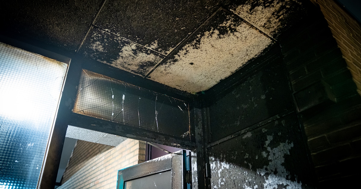 Explosie zorgt voor flinke schade bij voordeur van portiekflat in Schiedam