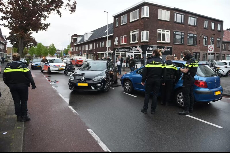 Een botsing op de Sweder van Zuylenweg in Utrecht. De gemeente wil de maximumsnelheid hier verlagen naar 30 km per uur.
