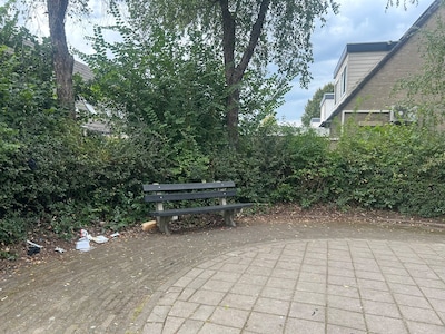 Bewoners willen bankje weg na jarenlange overlast van blowende jongeren: ‘We liggen high in bed’