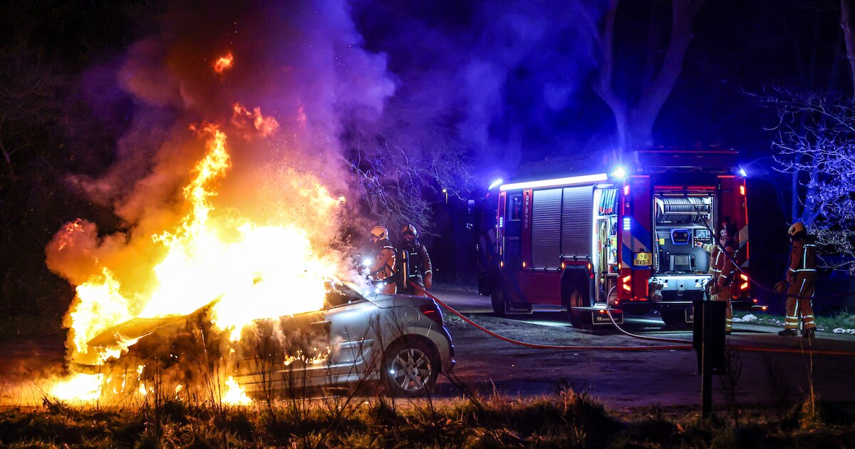 Auto gaat volledig in vlammen op in Klazienaveen