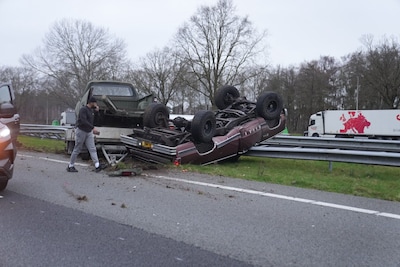 A58 tussen Bavel en Tilburg dicht na crash, auto ligt ondersteboven op vangrail