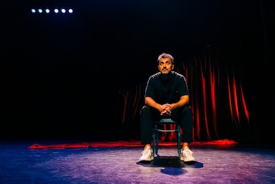 Özcan Akyol brengt one man show over kansengelijkheid: ‘We leven niet in een dichtgetimmerde klassen