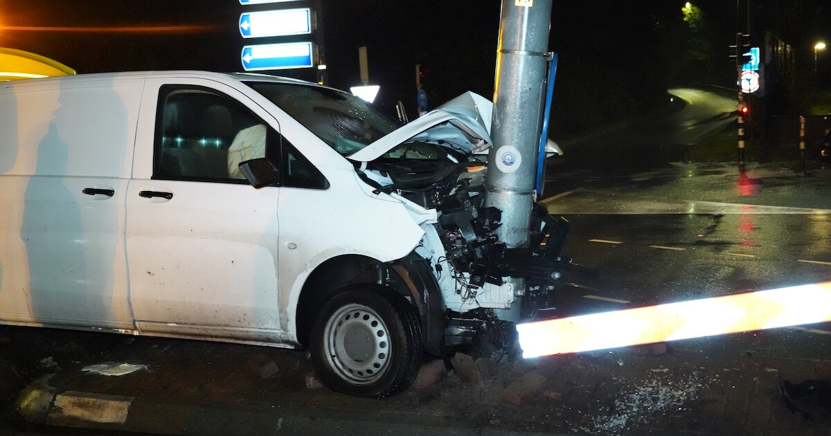 Bestuurder van bestelbusje ramt verkeerspaal op N360 bij Groningen
