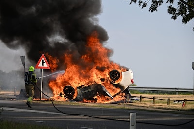 Heftige crash: auto slaat meerdere keren over de kop en brandt volledig uit