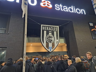 Boze Heraclesfans wachten spelersbus op, emotionele samenkomst is het gevolg