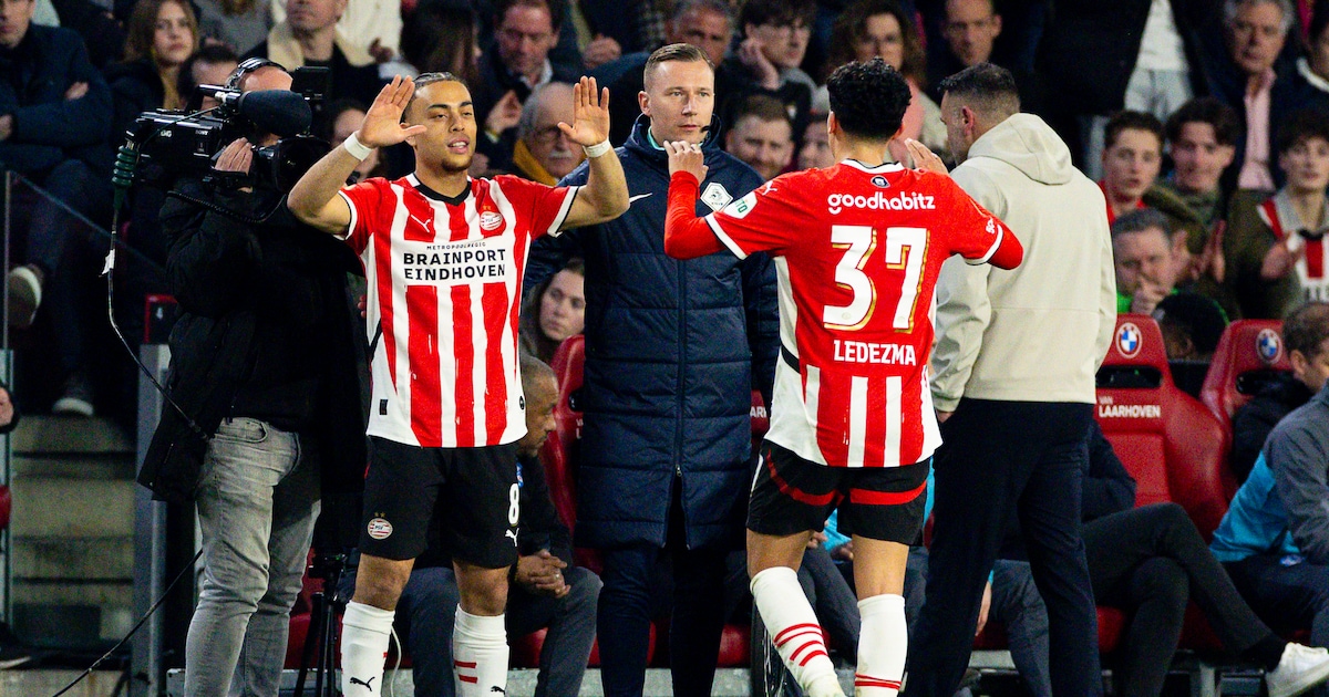 Sergiño Dest maakt na 'zware maanden' rentree bij PSV: ‘Ik moest weer ...