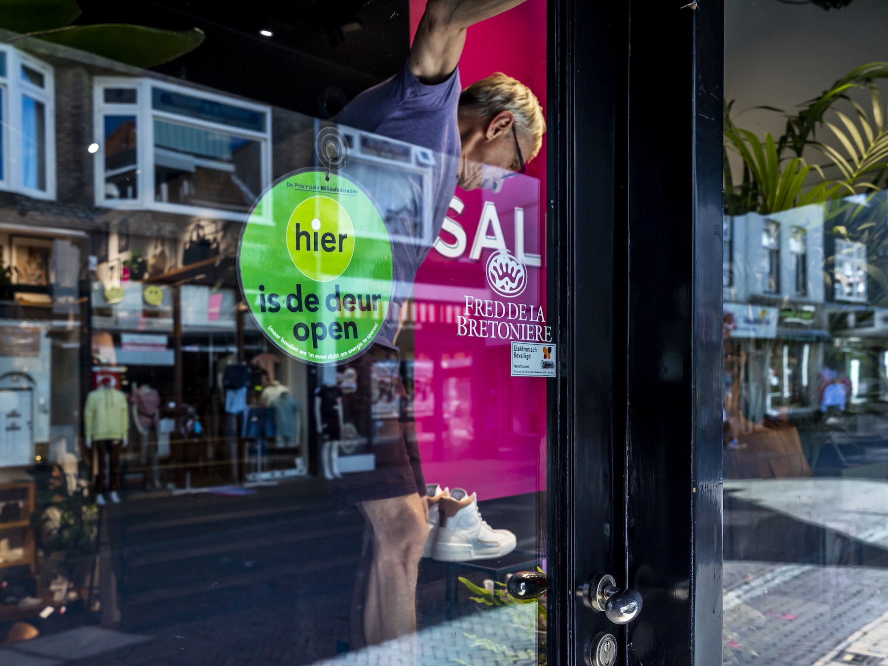 Airco aan is deur dicht, althans bij deze winkel in de Utrechtse binnenstad. Lang niet alle ondernemers zijn zo energiezuinig. De gemeente Utrecht gaat de grootste energieslurpers hierop aanspreken.