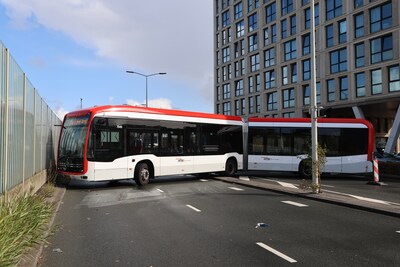 HTM-buschauffeur rijdt zich klem bij Trekvlietbrug