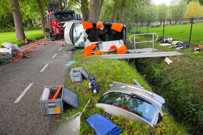 Vrouw bekneld na zware crash bij Klarenbeek: auto ‘op de zij’ tegen boom