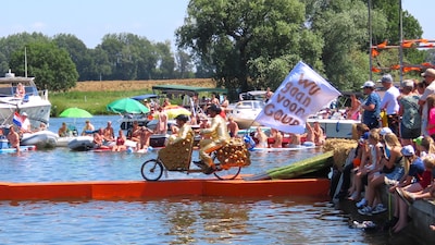 Massaal de Maas in tijdens hilarisch spektakel ‘Fiets ’m erin’ in Maasbommel