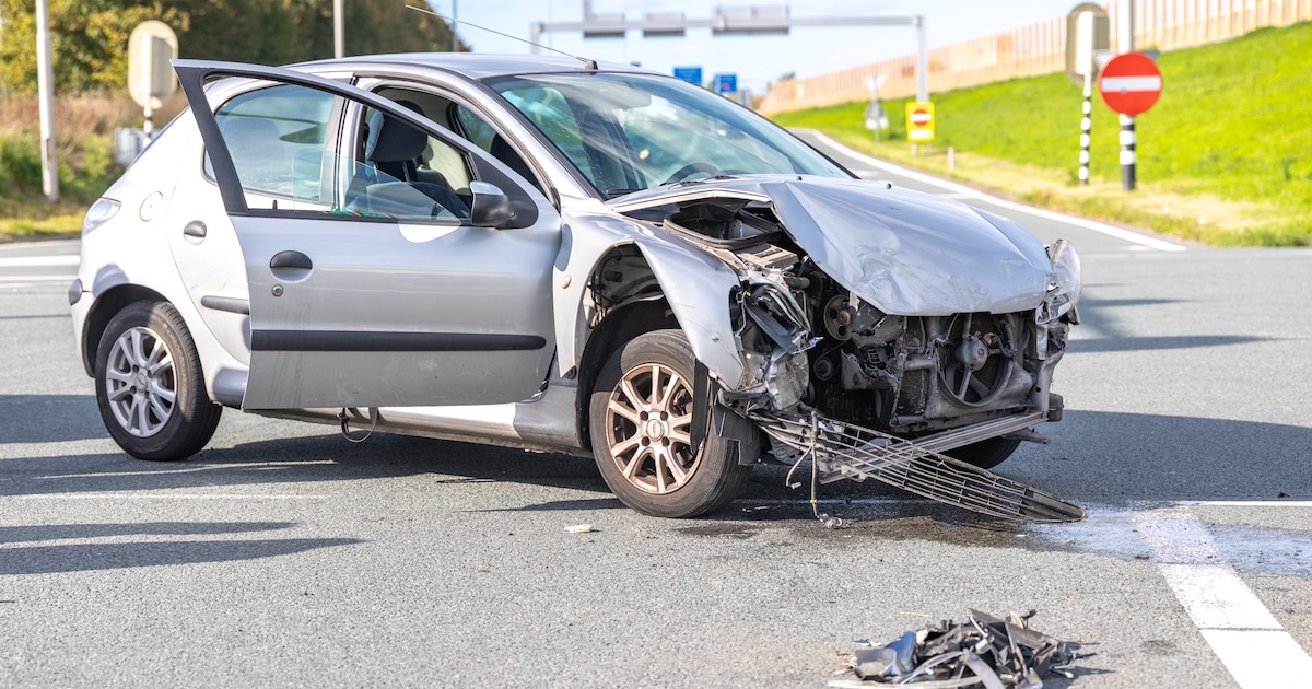 Twee auto's botsen op kruising in Heerenveen