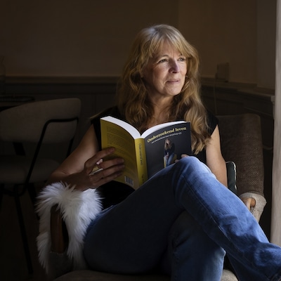 Peggy van Stralen signeert haar boek