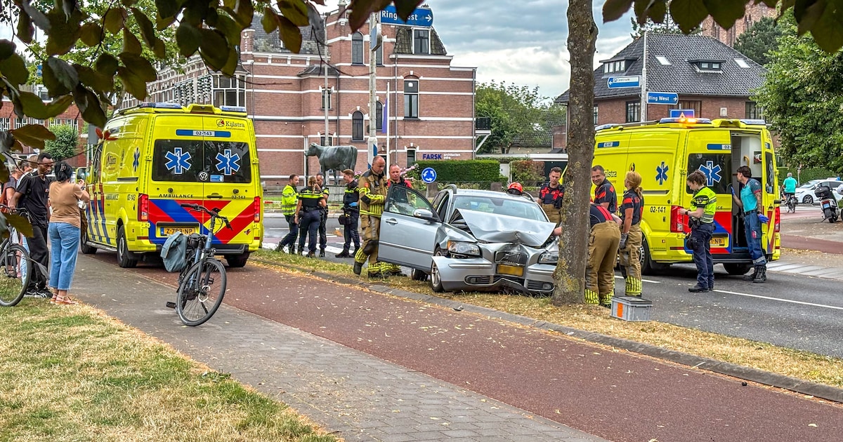 Twee gewonden na aanrijding van auto tegen boom in Leeuwarden