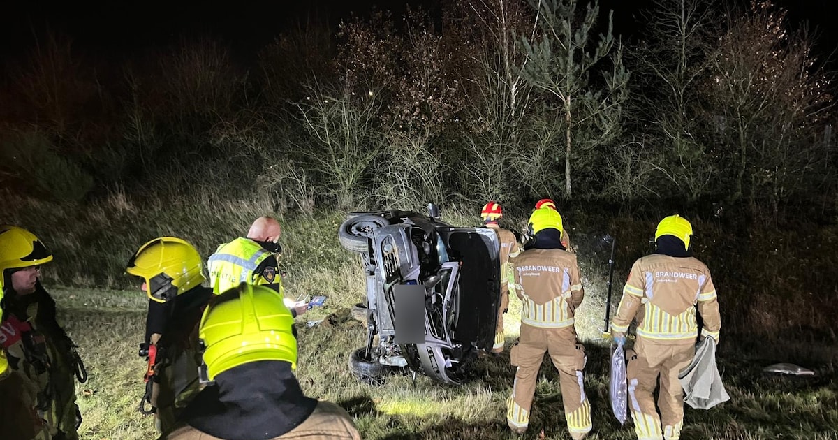 Auto gekanteld op A73 bij Beesel, traumahelikopter opgeroepen