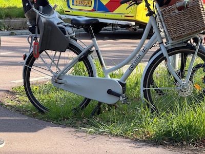 Moeder met kind op fiets aangereden door scooter in Ede