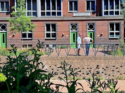 Bredase buren hangen groot protestdoek op tegen langsrazende fietsers: ‘Ik ben hier al twee keer aan