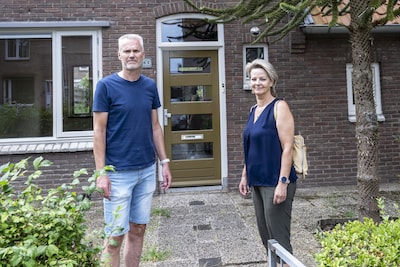 Tonnie ruimt met de beste bedoelingen het huis van zijn stervende moeder leeg, dan volgt een rekening van 7000 euro