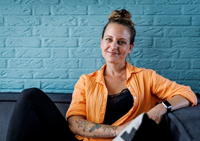 Ineke (42) verstopt zich thuis voor de buurman uit schaamte, tot ze beseft: ik ben echt ziek