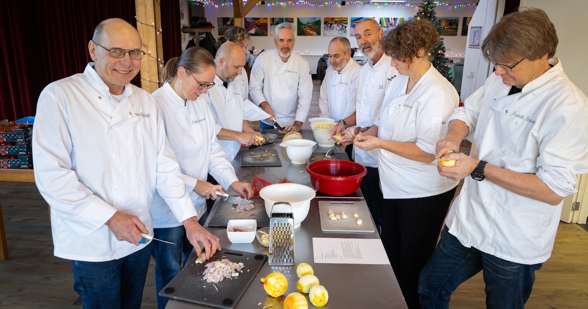 Vrijwillige koks spannen zich in voor 52 eenzame ouderen in Schipluiden: ‘Vorig jaar was een mevrouw