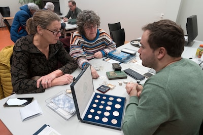 Piet komt na 45 jaar met gevonden oorlogszilver naar taxateur in Berlicum: ‘Dit handje is nu 200 eur