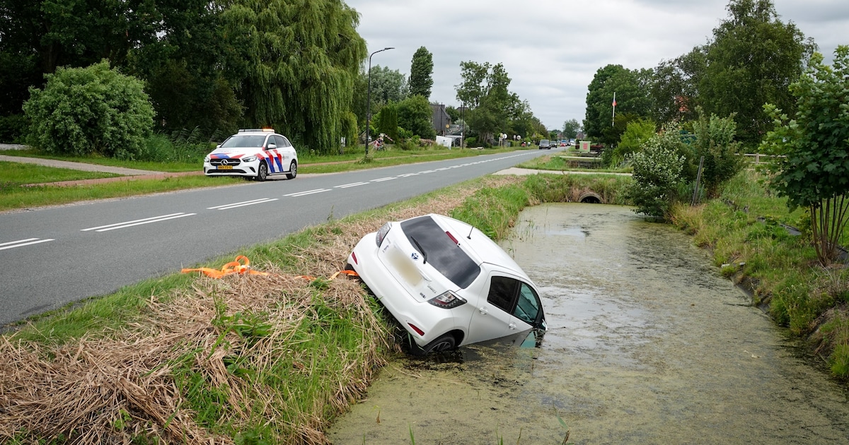 Auto belandt in sloot aan Jan Glijnisweg in Heerhugowaard
