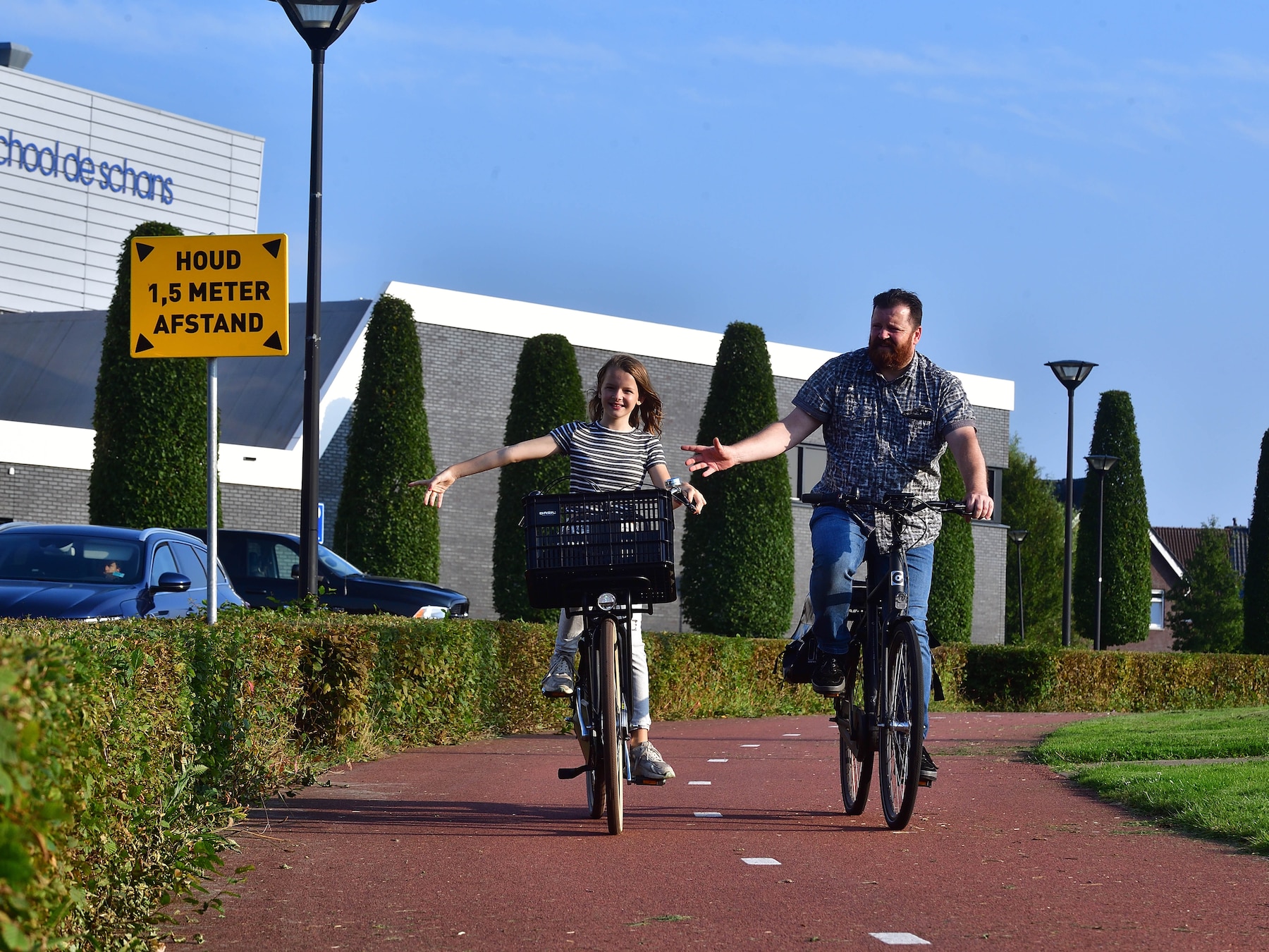 Vader Frans Stoffels oefent de fietsroute naar school met zijn dochter Jasmijn.