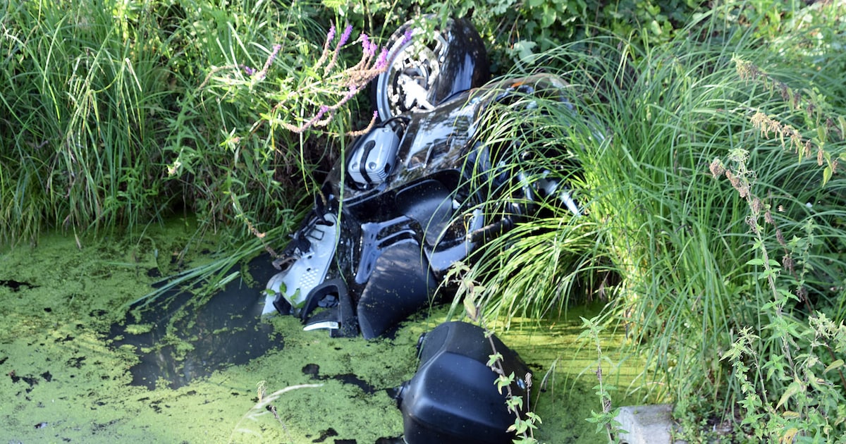 Twee gewonden bij eenzijdig motorongeluk in Delwijnen, slachtoffers naar ziekenhuis | Foto