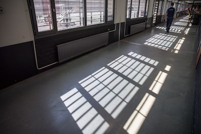 Gevangene moet cipier 14.000 euro schadevergoeding betalen na dubbele kaakbreuk: ‘Ik had met je te d