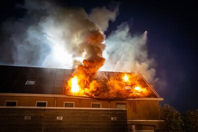 Zeer grote uitslaande brand op dak van woning op Van Kinsbergenstraat in Rotterdam