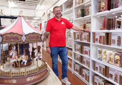 Van lampen naar book nooks: deze Haagse winkel heeft een verrassende nieuwe hobby in huis