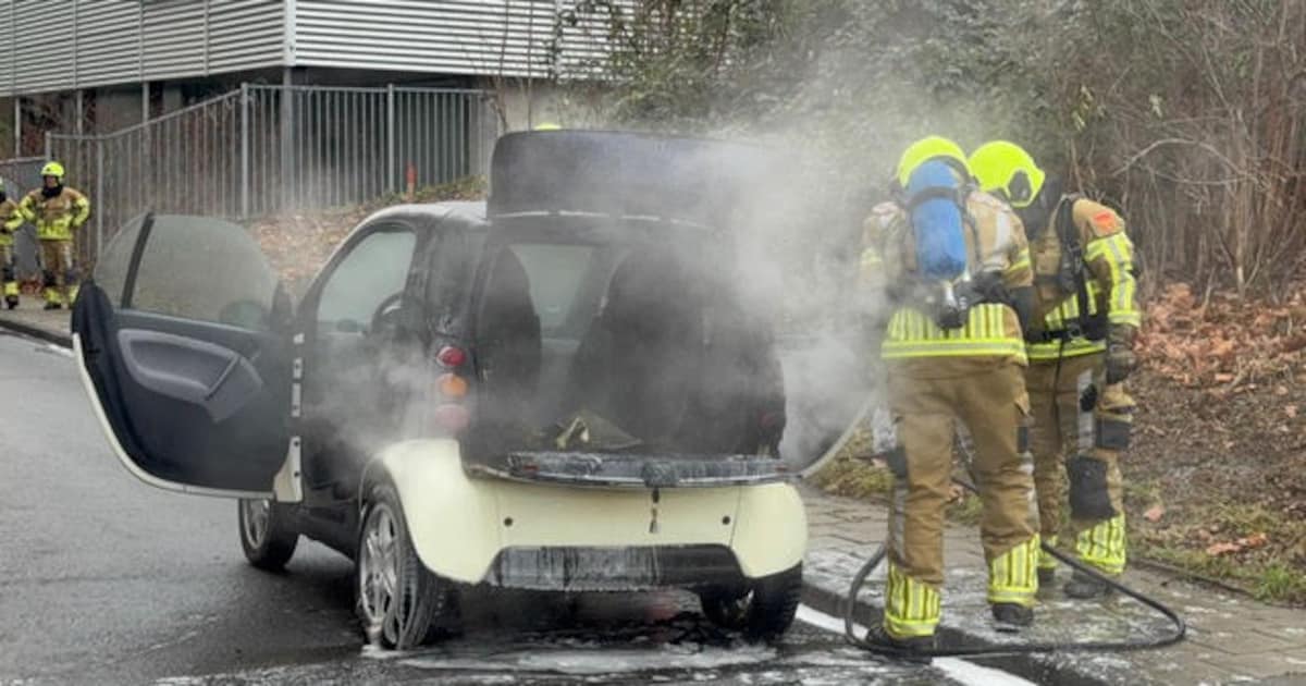 Auto tijdens het rijden in de brand gevlogen in Geleen