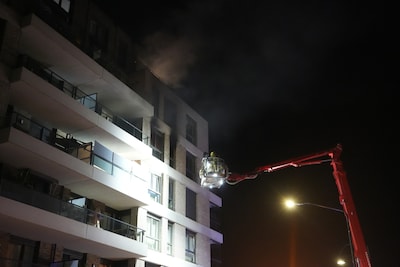 Gewonde bij uitslaande brand bij flat in Oosterhout: vuur onder controle, bewoners met hoogwerker ge