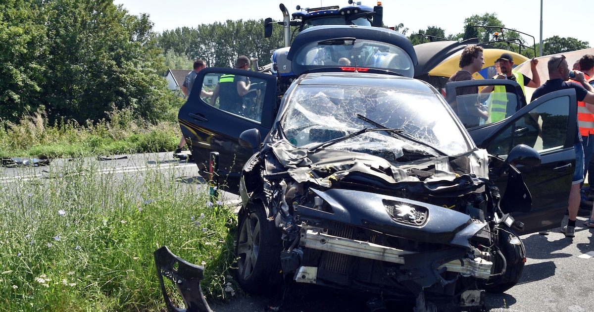 Zeven gewonden bij ernstige botsing tussen tractor en auto’s in Poederoijen