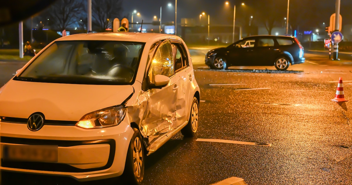 Veel schade bij botsing op de Coenecoopbocht in Gouda