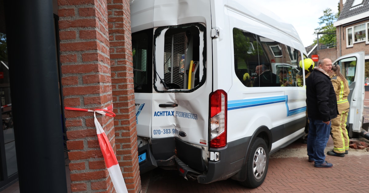 Taxibus rijdt tegen pilaar voor winkelpand in De Lier