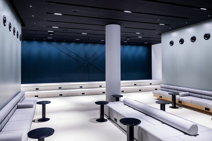 Een wachtruimte bij de UK Terminal op Amsterdam Centraal Station.