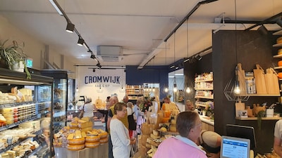 Beschuit met mui...kaas? Cromwijk Kaas & Kip trakteert vanwege gezinsuitbreiding