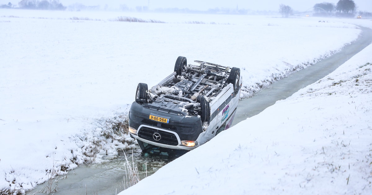 Bestelbus op zijn kop in sloot in Wommels