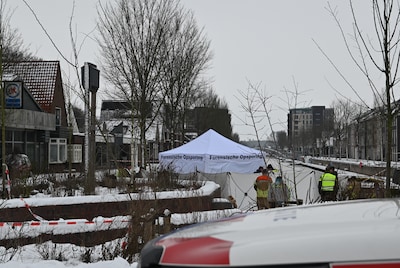 agenten-kijken-toe-hoe-een-collega-het-lichaam-van-calvin-zoekt