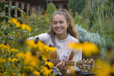 Lila (22) uit Baarn vindt muziek maken magisch: ‘Het geeft een ruimte kleur en verbindt mensen’