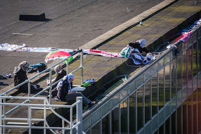 Politie haalt pro-Palestijnse demonstranten van dak gebouw TU/e, zaten uit protest urenlang vastgeke