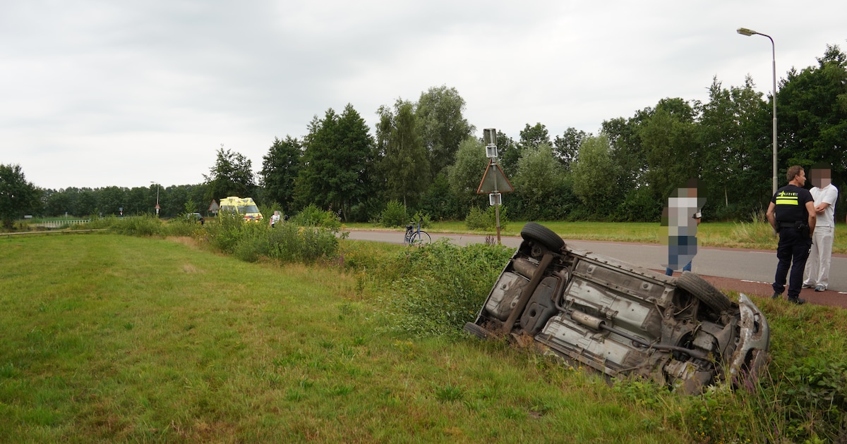 Auto belandt op z'n kop in greppel aan Blijdenstein in Ruinerwold