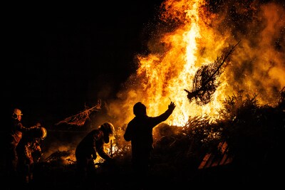 Hop, daar gaat weer een kerstboom in vlammen op: in Riel blijven ze de traditie koesteren