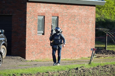 Arrestatieteam valt binnen bij woning in Wekerom